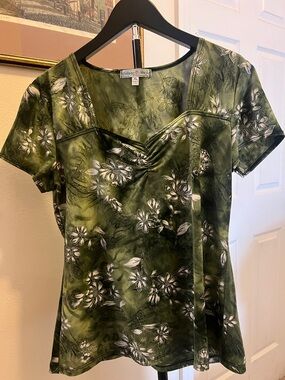 Vintage Suzie Olive Green Floral Short Sleeve Top